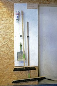 Besen an der Wand